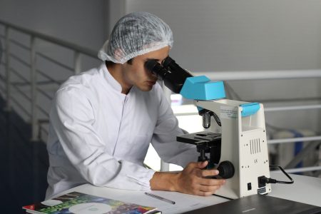 scientist-gfca23e80e_1280.jpg